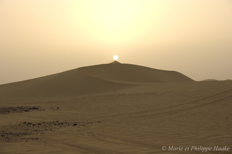 Tenere lever de soleil 4149_wm.jpg - Bilboquet solaire, à l'aube (Niger, 2006)